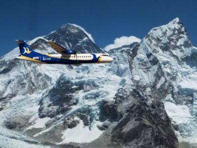 Mountain flight through Mount Everest
